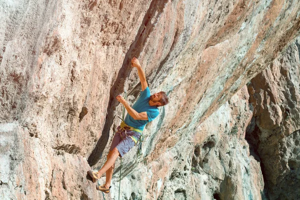 Escalador colgando en la roca — Foto de Stock