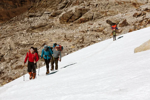 行走在雪地上的登山者 — 图库照片