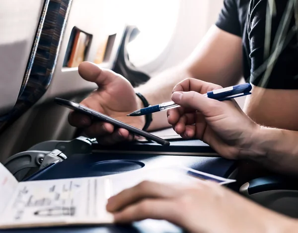 Man och kvinna med telefon — Stockfoto