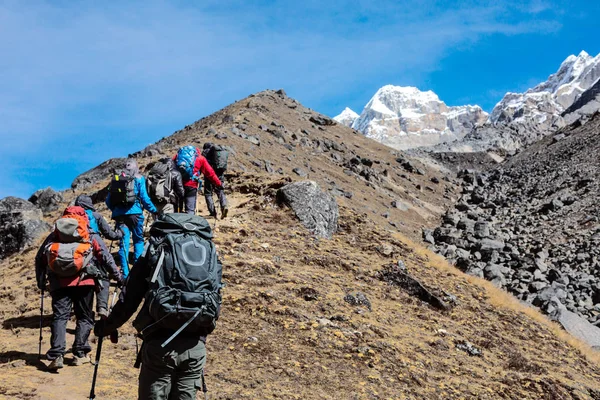Expeditie verhuizen naar hoge bergen — Stockfoto