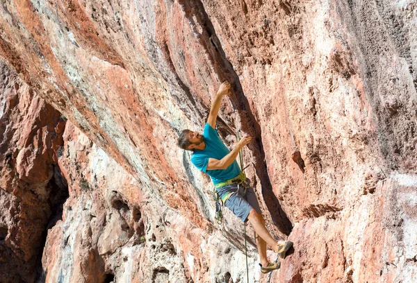 Kletterer hängt am Fels — Stockfoto