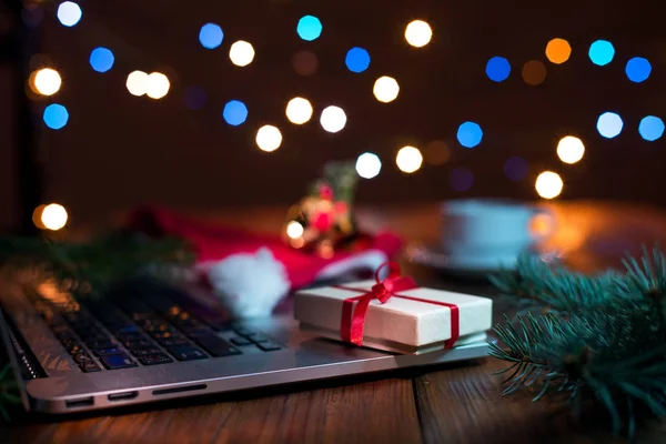 Ordenador y caja de regalo — Foto de Stock