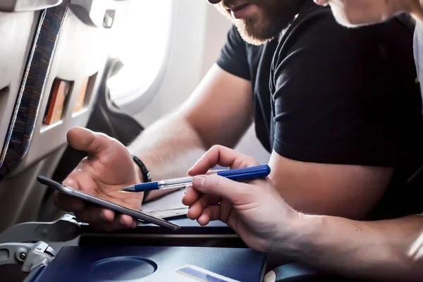 Man och kvinna med telefon — Stockfoto