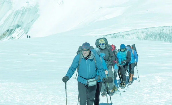 Grupa wspinaczy, chodzenie na lodowiec — Zdjęcie stockowe