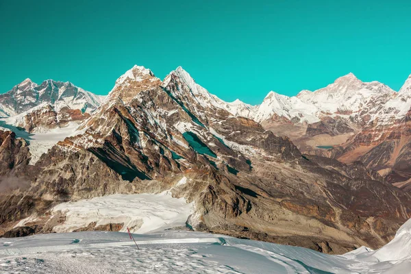 Летние высокогорные горы — стоковое фото