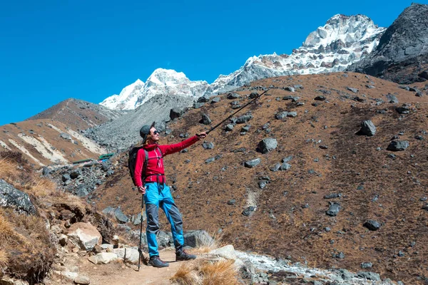 Senderista de montaña señalando con palo — Foto de Stock