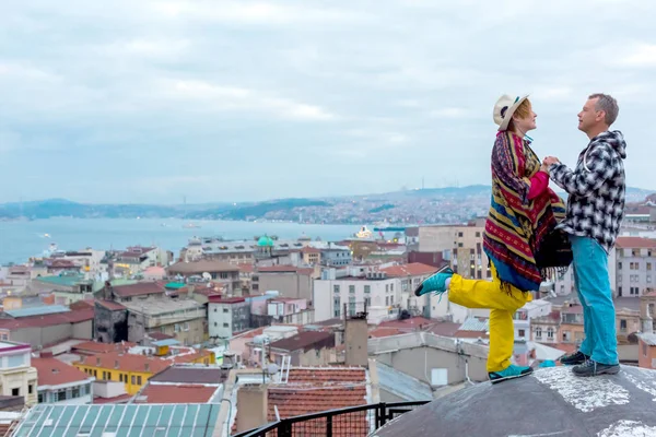 Erkek ve kadın çatısı kalıyor — Stok fotoğraf