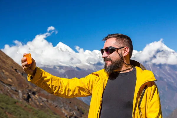 Bärtiger Mann macht Selbstporträt — Stockfoto