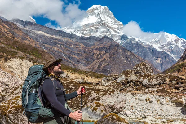 Bebaarde wandelaar verblijf op bergen — Stockfoto