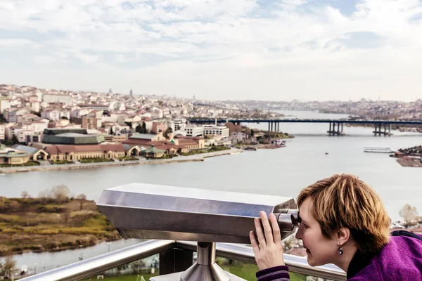 Arayan kadın dürbün atmak — Stok fotoğraf