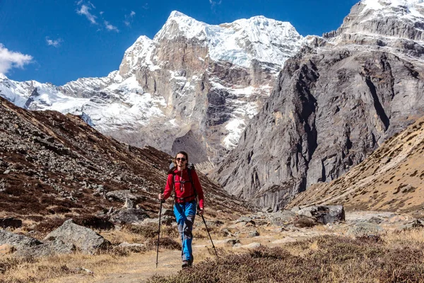 Giovane escursionista che rimane sul pendio erboso della montagna — Foto Stock
