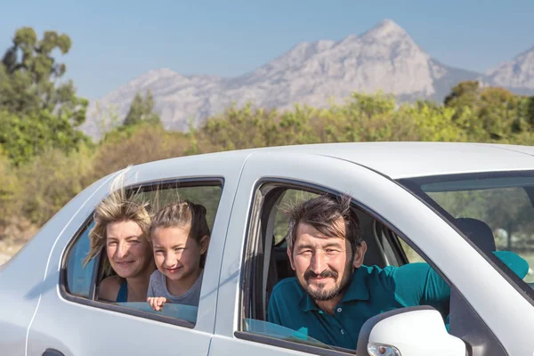 Familie reizen met de auto — Stockfoto