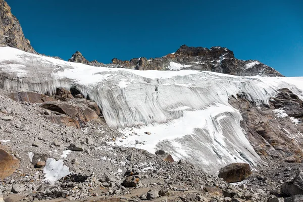 Grave ghiacciaio in montagna — Foto Stock