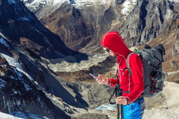 Alpinista usando telefone celular — Fotografia de Stock