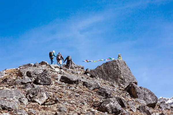Berg klättrare laget gå upp — Stockfoto