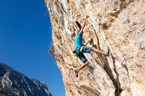 Klättrare hängande på rock — Stockfoto