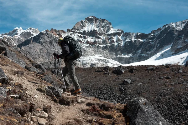 Horolezec chůzi nahoru — Stock fotografie