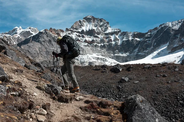 Alpiniste marchant vers le haut — Photo