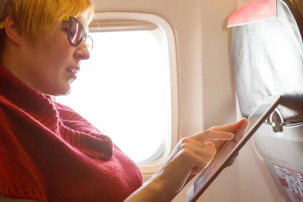 Vrouwelijke passagier met behulp van Tablet PC — Stockfoto