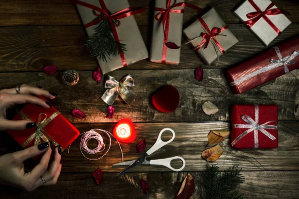 Mujer preparando cuidadosamente los regalos — Foto de Stock