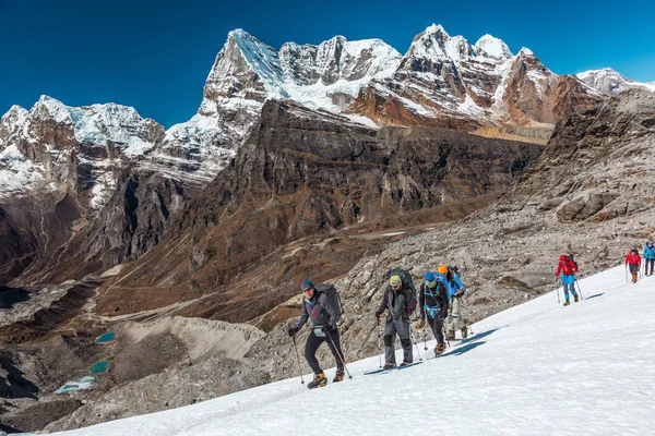 Escaladores de Montaña liderados por un guía anciano — Foto de Stock