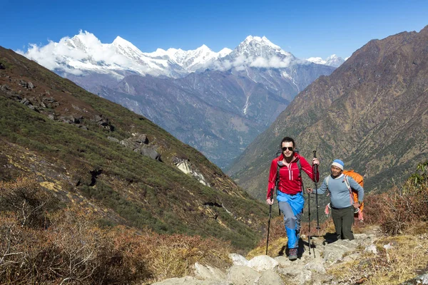 年轻人走在山的徒步旅行者 — 图库照片