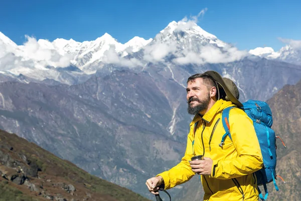 Dağlarda çay içme uzun yürüyüşe çıkan kimse — Stok fotoğraf