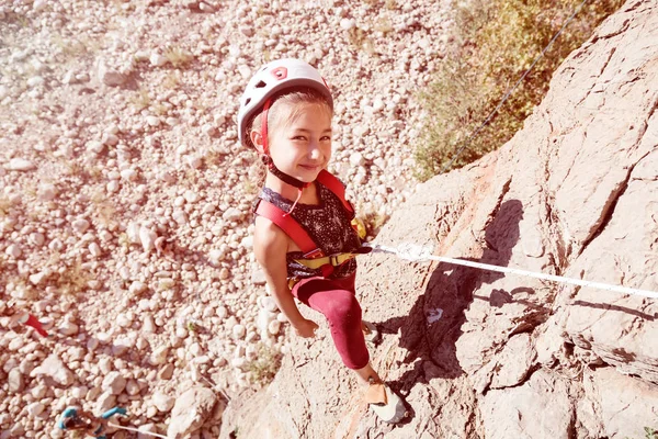 Dívka, školení, skalní lezení — Stock fotografie