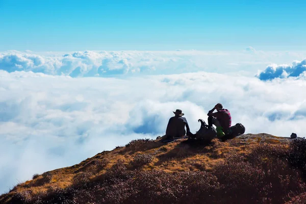 Persone che si rilassano su Mountain Cliff — Foto Stock