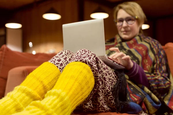 Vrouw met behulp van draagbare Computer — Stockfoto