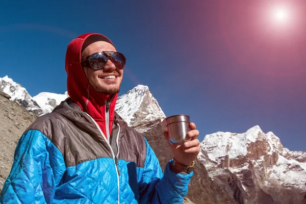 Alpinista, posiadające orzeźwienie — Zdjęcie stockowe