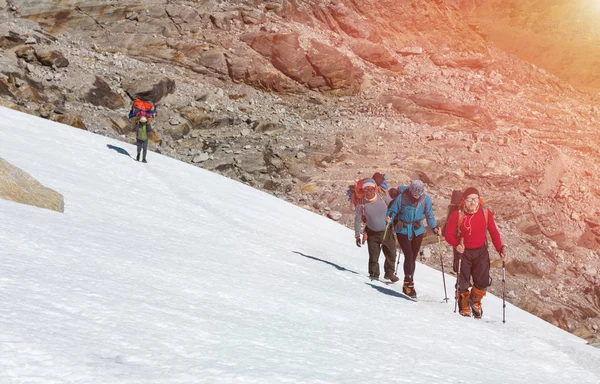Scalatori che camminano sulla neve — Foto Stock