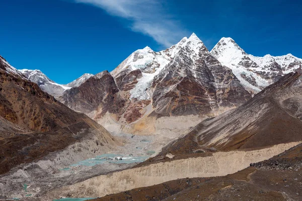 干旱沙漠河谷和高耸的山峰 — 图库照片