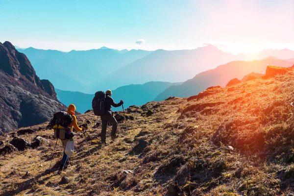 Hikers walking on grassy Trail — Stock Photo, Image