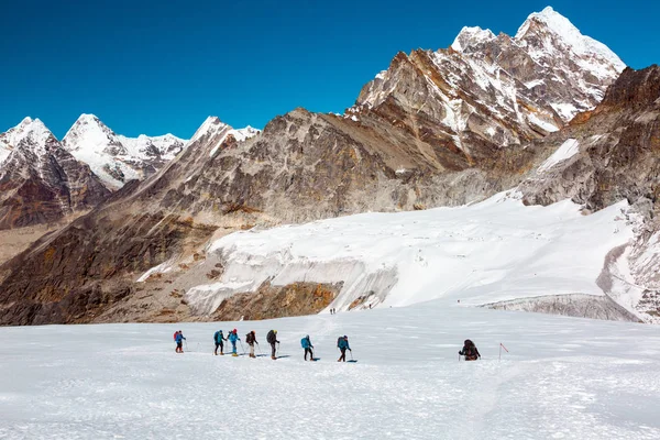 Ομάδα ορειβατών περπάτημα στον παγετώνα — Φωτογραφία Αρχείου