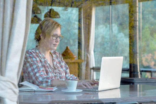 Mujer navegando por Internet en el ordenador — Foto de Stock