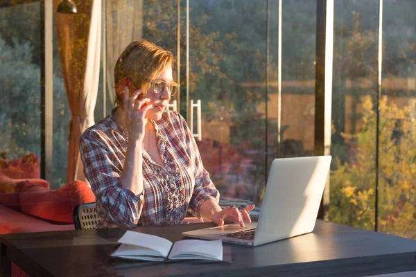 Zakenvrouw werkt op de computer — Stockfoto