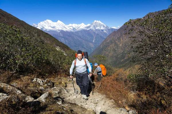 Escursionisti a piedi sulla montagna — Foto Stock