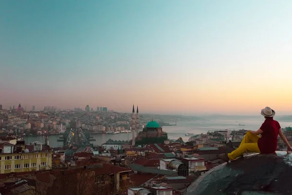 Çatıda oturan şapkalı Bayan — Stok fotoğraf