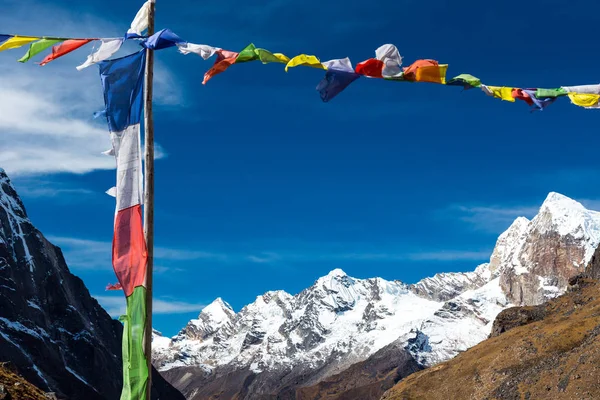 Banderas de oración nepalíes en las montañas — Foto de Stock