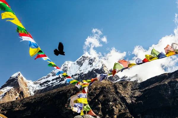 尼泊尔的经幡在山 — 图库照片