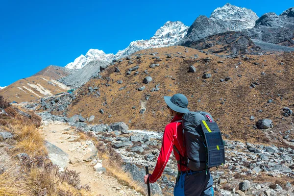 Caminante de montaña con mochila — Foto de Stock