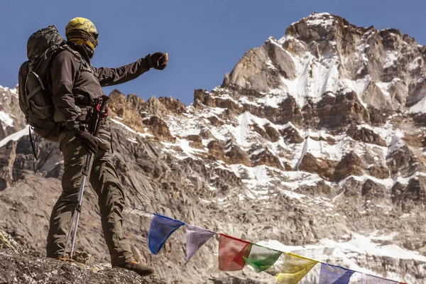 Alpiniste en vêtements chauds — Photo