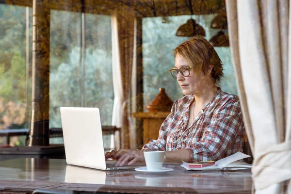 Женщина просматривает Интернет на компьютере — стоковое фото