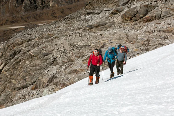 Climbers walking on Snow — Stock Image Climbers walking on Snow Royalty Free Stock Photos