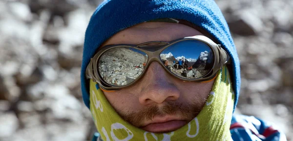 Montañista en calentita Headwear Imágenes de stock libres de derechos