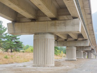 Beton sütunlar ve Otoyolu Köprüsü (viyadük demeti)
