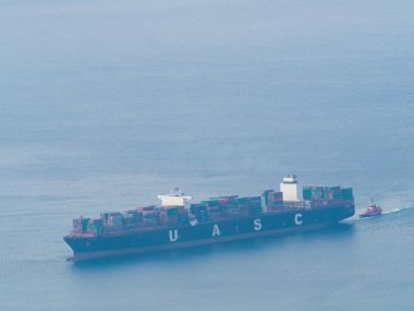 Cenova, İtalya _ 09 Ekim 2016 kargo gemisi yukarıdan izlendi römorkör ile konteyner tam