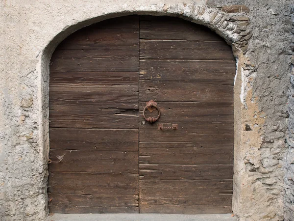 Porta de madeira velha com alça batedor e fechadura da casa medieval — Fotografia de Stock