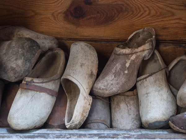 Grupo de viejos zapatos de madera, vintage hecho a mano en las montañas —  Fotos de Stock